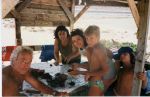 Καθαρίζοντας αχινούς στη Γραμβούσα το '92